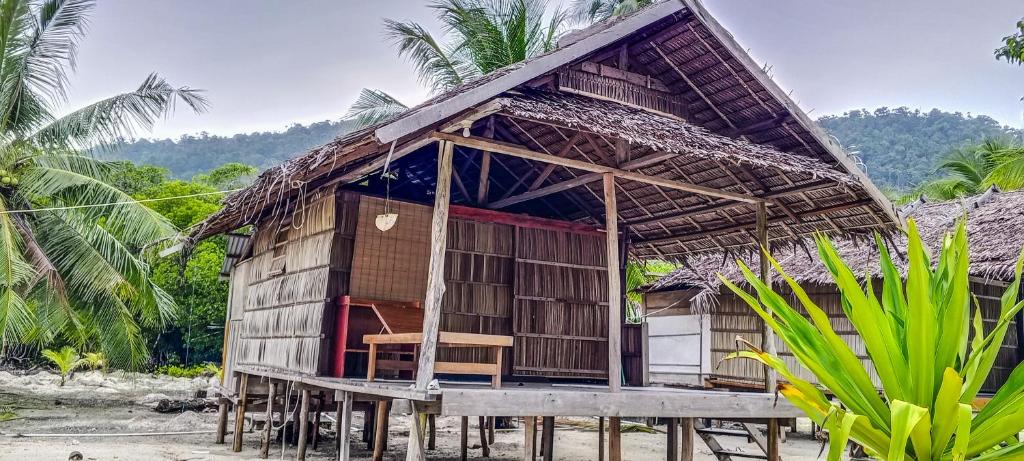 a small hut with a thatched roof at Nyanderos homestay in Poelau Mansoear