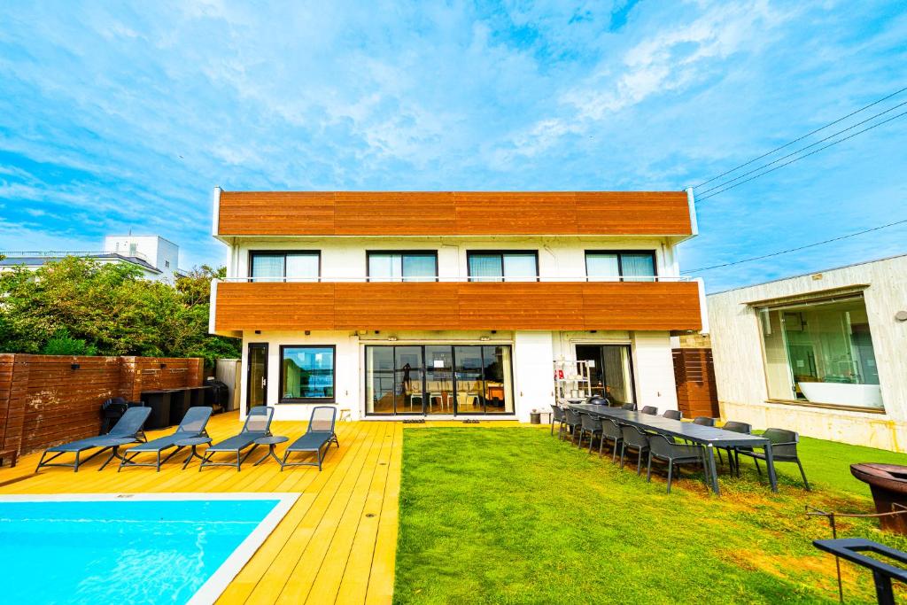 Bazén v ubytování Moroisoso モロイソソウ 大型温水プール付 高級貸切ヴィラ BBQ＆プライベートビーチ nebo v jeho okolí