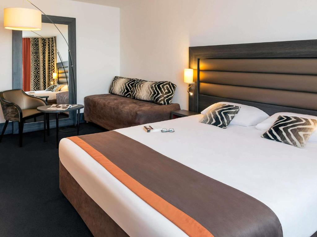 
Executive Room with One Double Bed and One Single Bed
