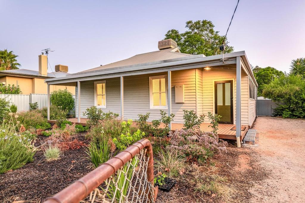 En have udenfor Settlers Cottage on Fitzroy- Red Cliffs