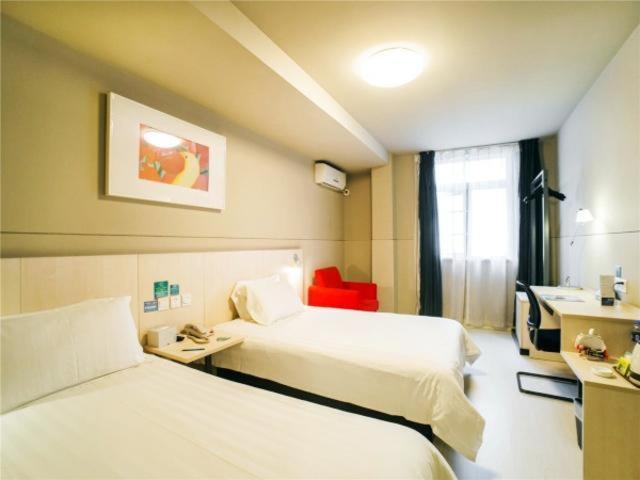 Postel nebo postele na pokoji v ubytování Magnolia Business Hotel Shenzhen Diwang Plaza Old Street