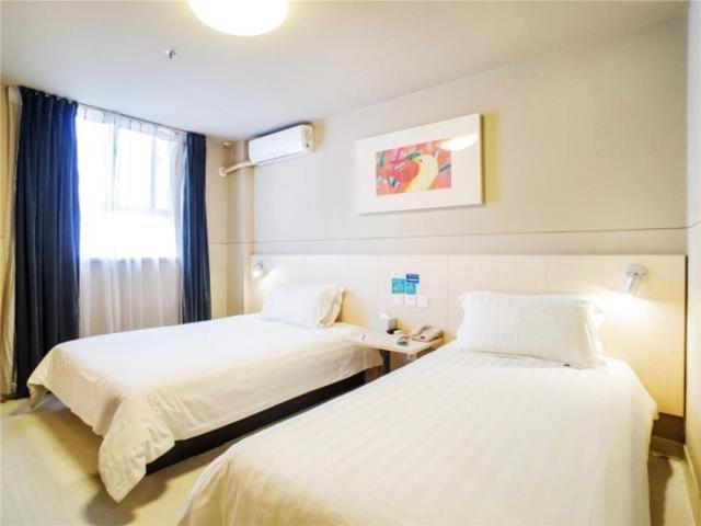 Postel nebo postele na pokoji v ubytování Magnolia Business Hotel Shenzhen Diwang Plaza Old Street