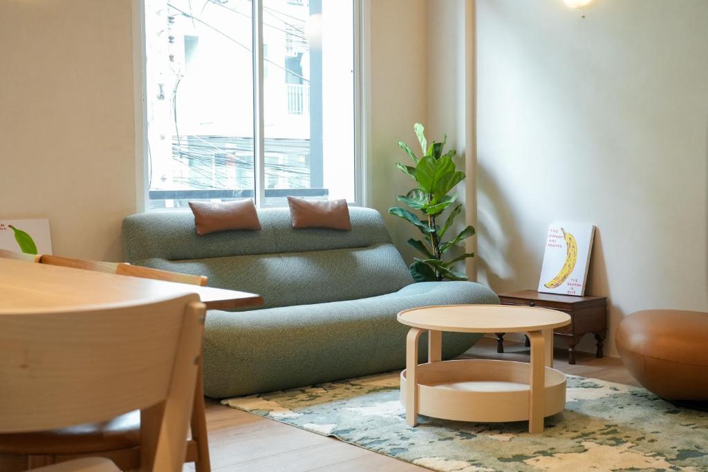 Χώρος καθιστικού στο day one space - BTS On Nut - Live Above Cowork Cafe