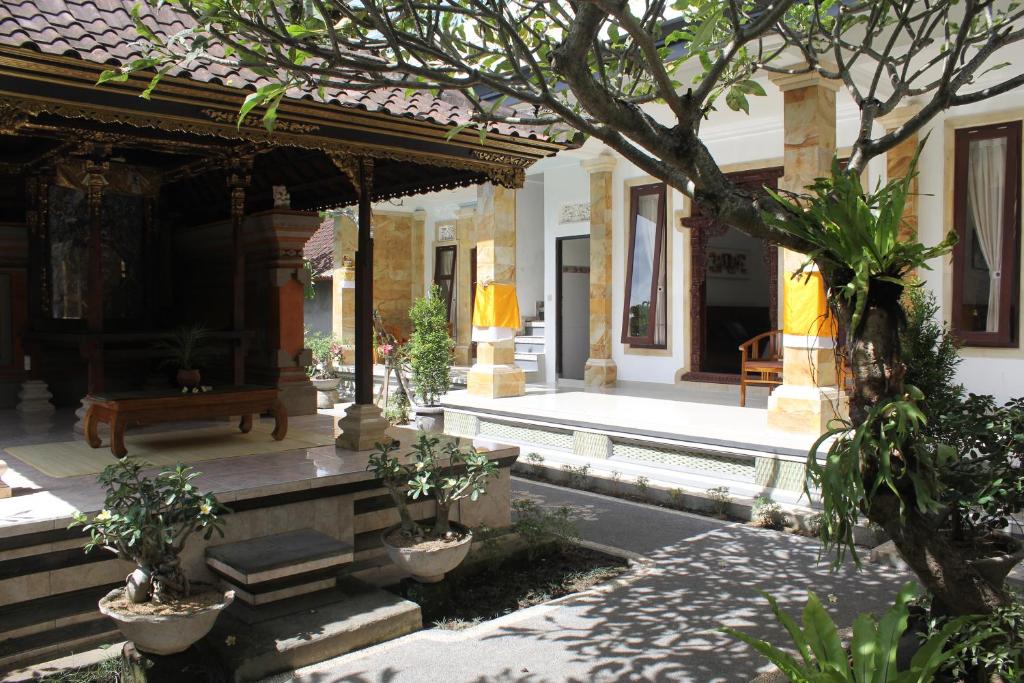 um pátio de uma casa com uma árvore em Umah Dauh Homestay em Ubud