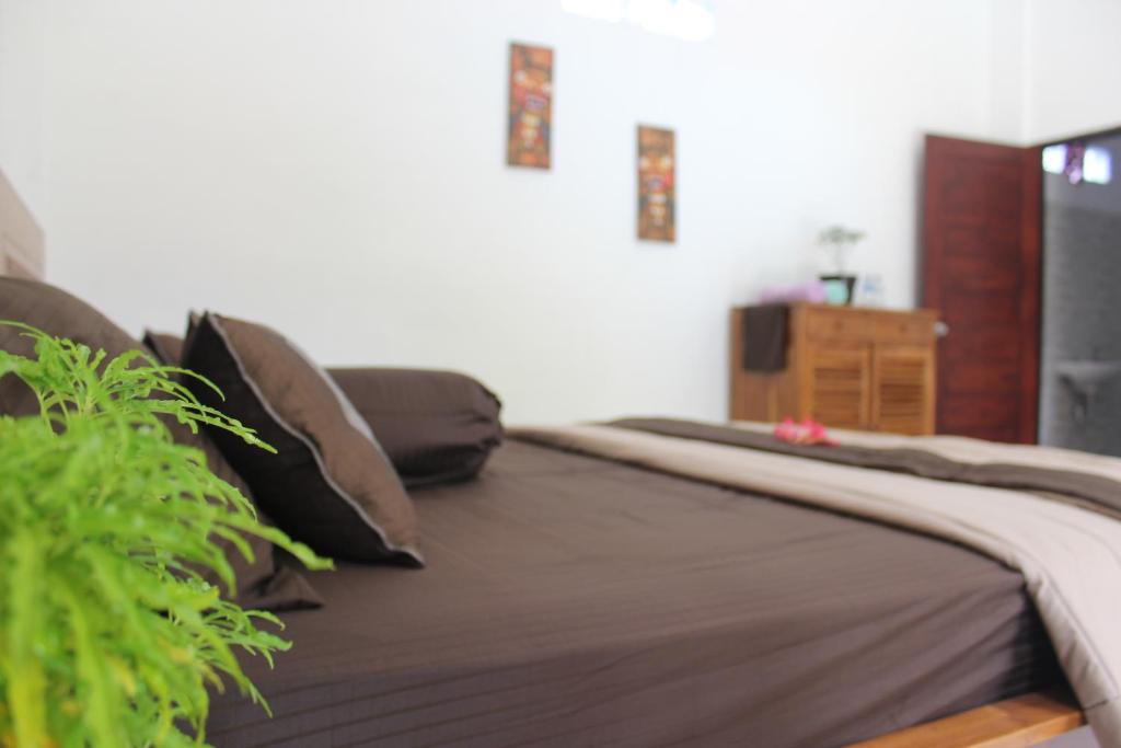 Uma cama ou camas num quarto em Umah Dauh Homestay