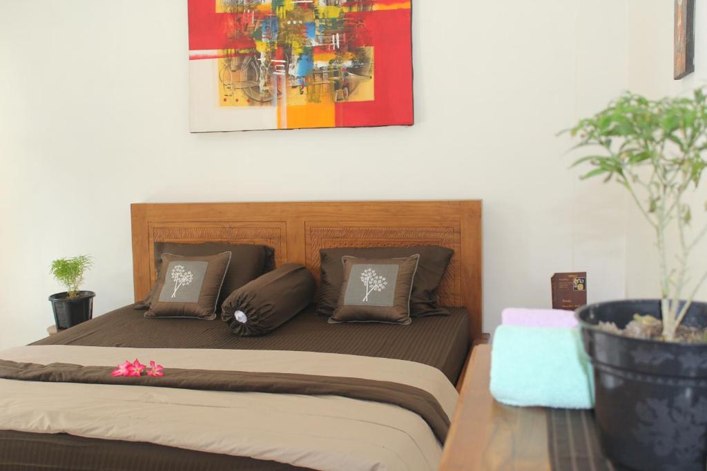 Uma cama ou camas num quarto em Umah Dauh Homestay