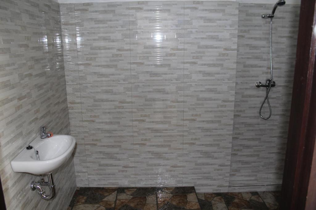 Uma casa de banho em Umah Dauh Homestay