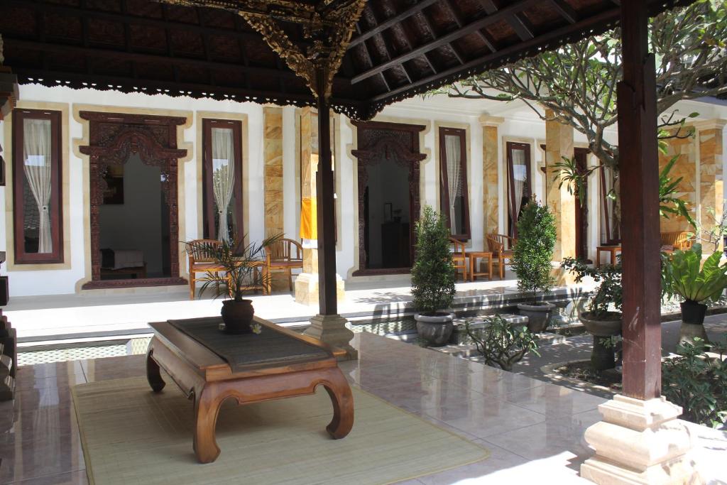 Um jardim no exterior de Umah Dauh Homestay