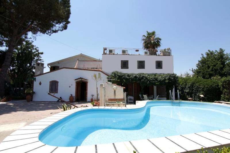 オンニーナにあるFerienhaus Für 12 Personen In Syrakusの家の前の青い大型スイミングプール