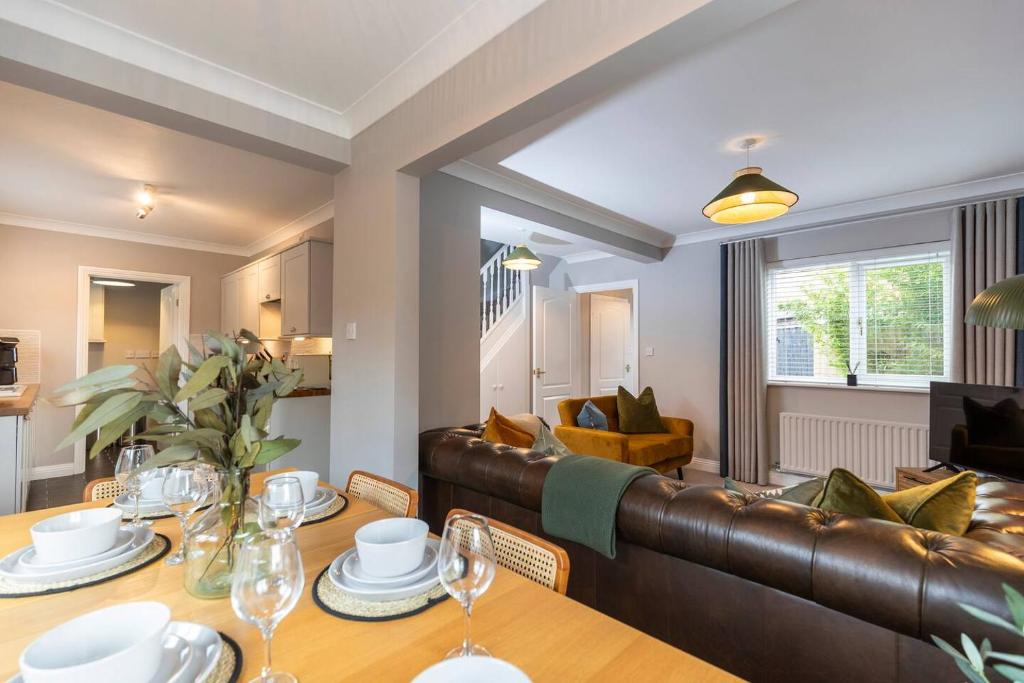 Posezení v ubytování Pass the Keys 4-Bed Home with Garden Parking Near Durham