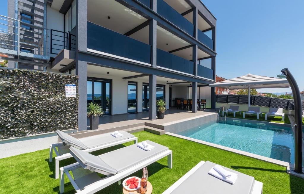 ein Bild von einem Haus mit einem Swimmingpool in der Unterkunft Studio für 1 Personen und 6 Kinder in Crikvenica, Kvarner Bucht Crikvenica und Umgebung in Crikvenica