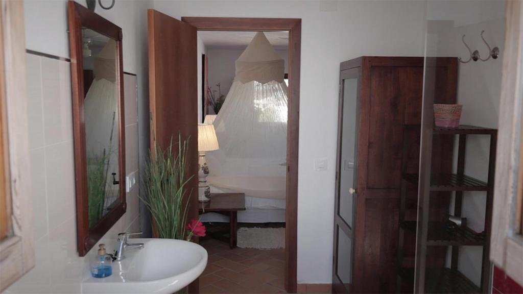a bathroom with a sink and a mirror at Casa Entre Armonías in Zahara de los Atunes