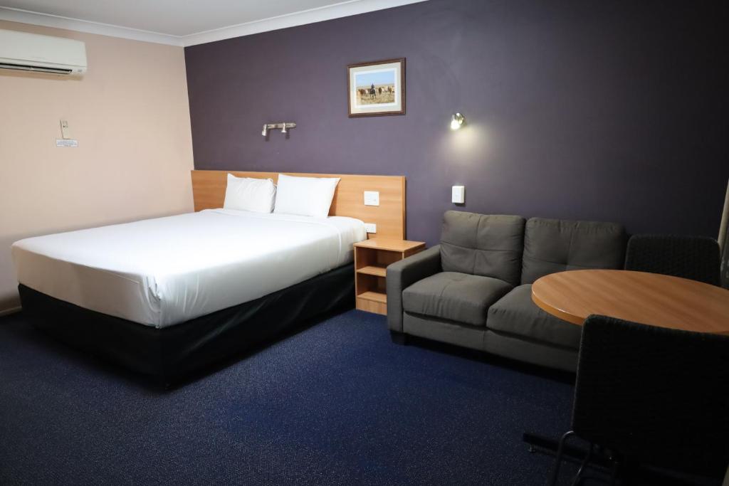 Ένα ή περισσότερα κρεβάτια σε δωμάτιο στο SunPalms Motel