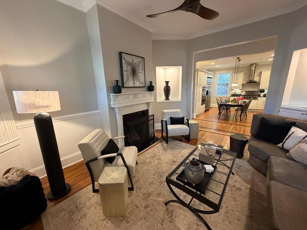 ein Wohnzimmer mit Couch und Kamin in der Unterkunft Charming Historic Charlotte Home in Charlotte