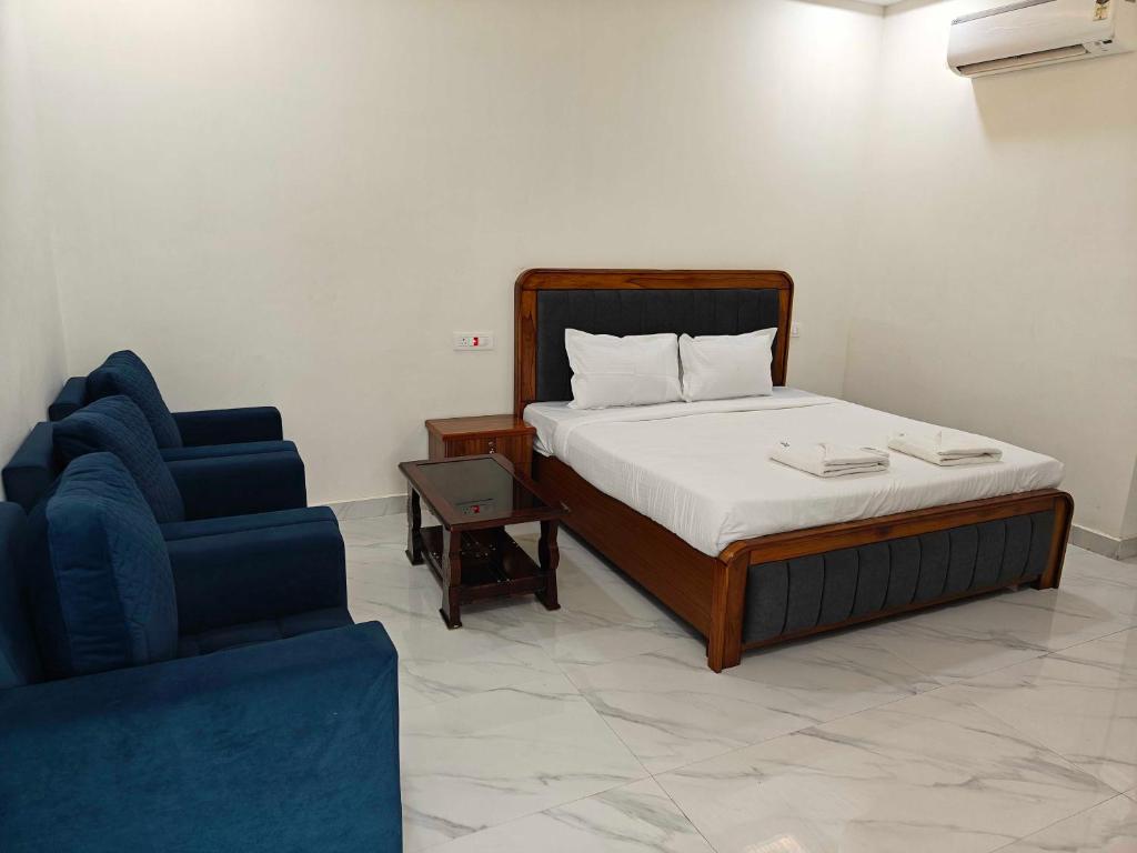 Postel nebo postele na pokoji v ubytování Hotel O Trinetra Stay In Luxury