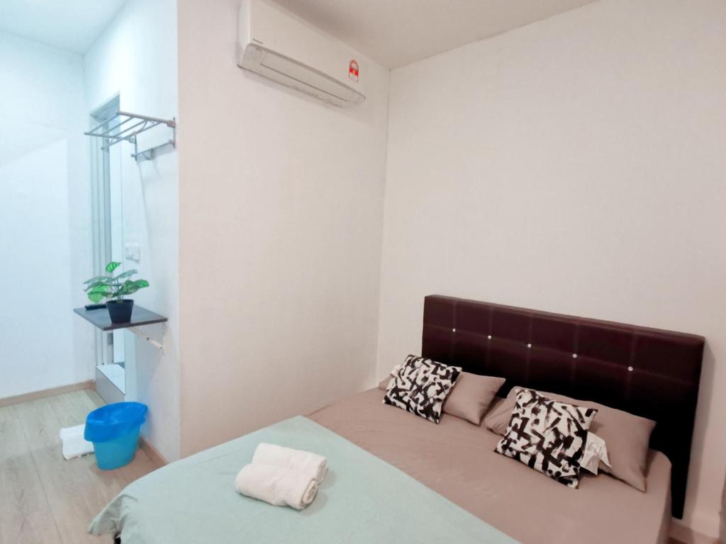 ein Schlafzimmer mit einem Bett mit einem braunen Kopfteil in der Unterkunft 2pax Room Near ECM KCM STADIUM in Kuantan