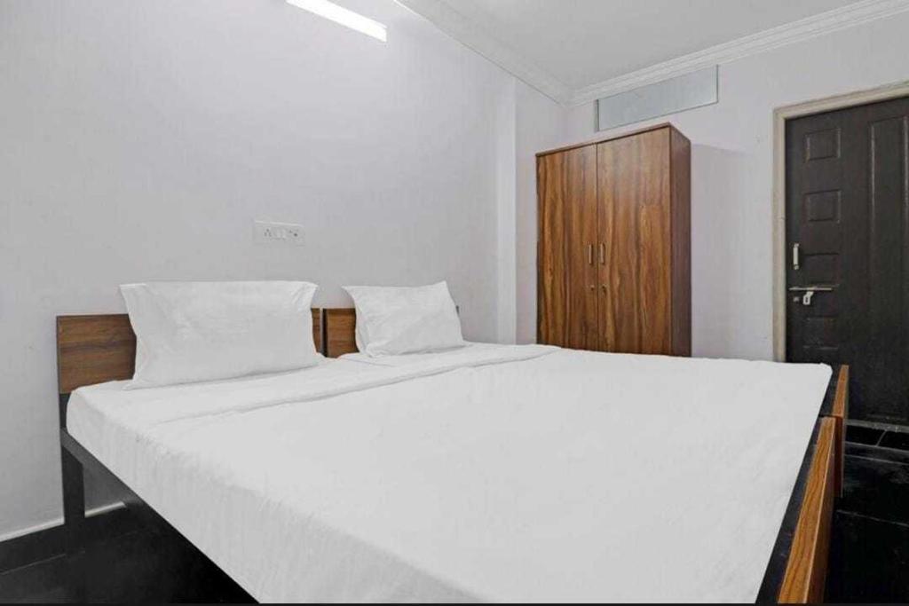 Ένα ή περισσότερα κρεβάτια σε δωμάτιο στο Hotel O White Carnations Hotels