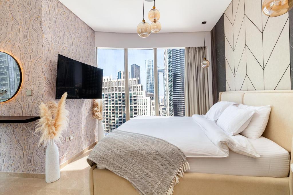 Postel nebo postele na pokoji v ubytování Vilamor Exclusive 2BR Burj Khalifa View, Downtown Dubai, Infinity Pool