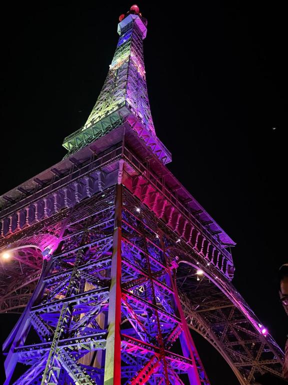 Фотография из галереи Eiffel Tower Premium Apartment Bahria Town Lahore By LMY в Лахоре