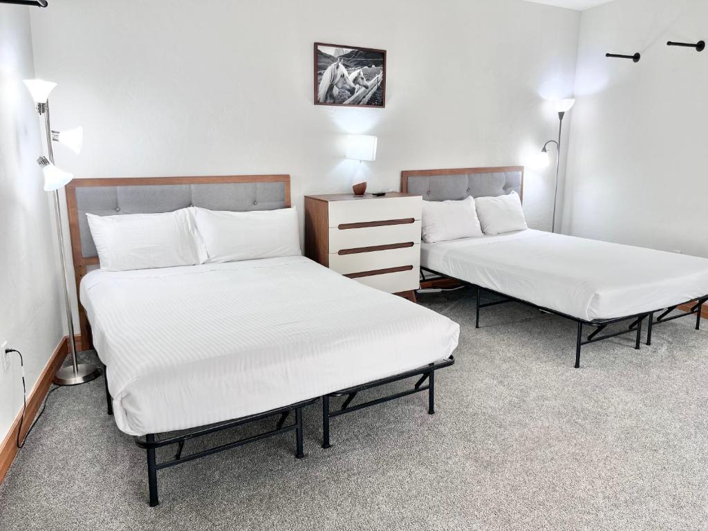 two beds in a room with white sheets at Family-Friendly Double Queen Mountain Suite Near Deer Valley Ski Resort - 2037 in Mound City