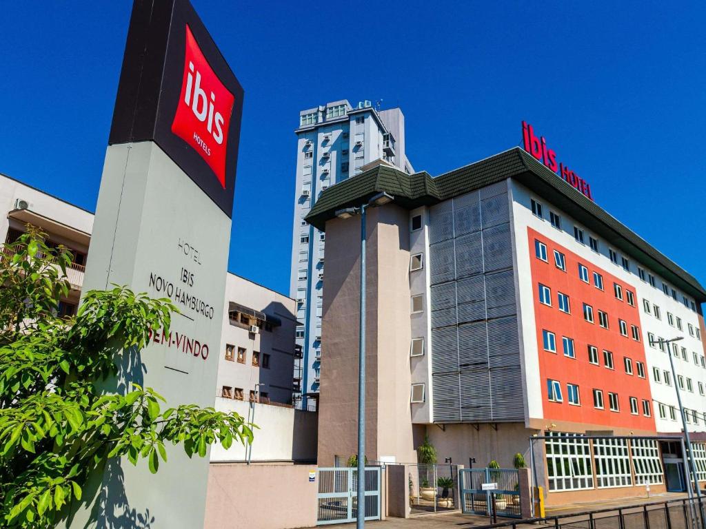Un edificio con un letrero de Lufthansa al lado de un hotel en ibis Novo Hamburgo, en Novo Hamburgo