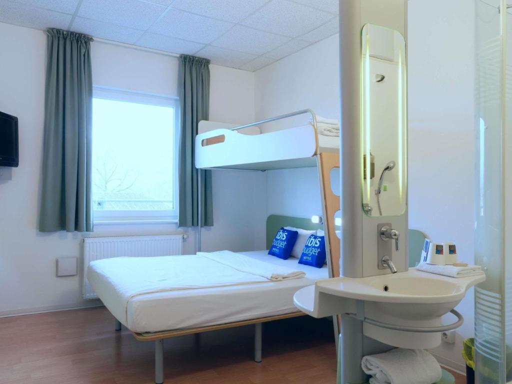 ibis budget Hotel BONN SÜD Königswinter - Habitación Triple Con Una Cama Doble Y Una Litera