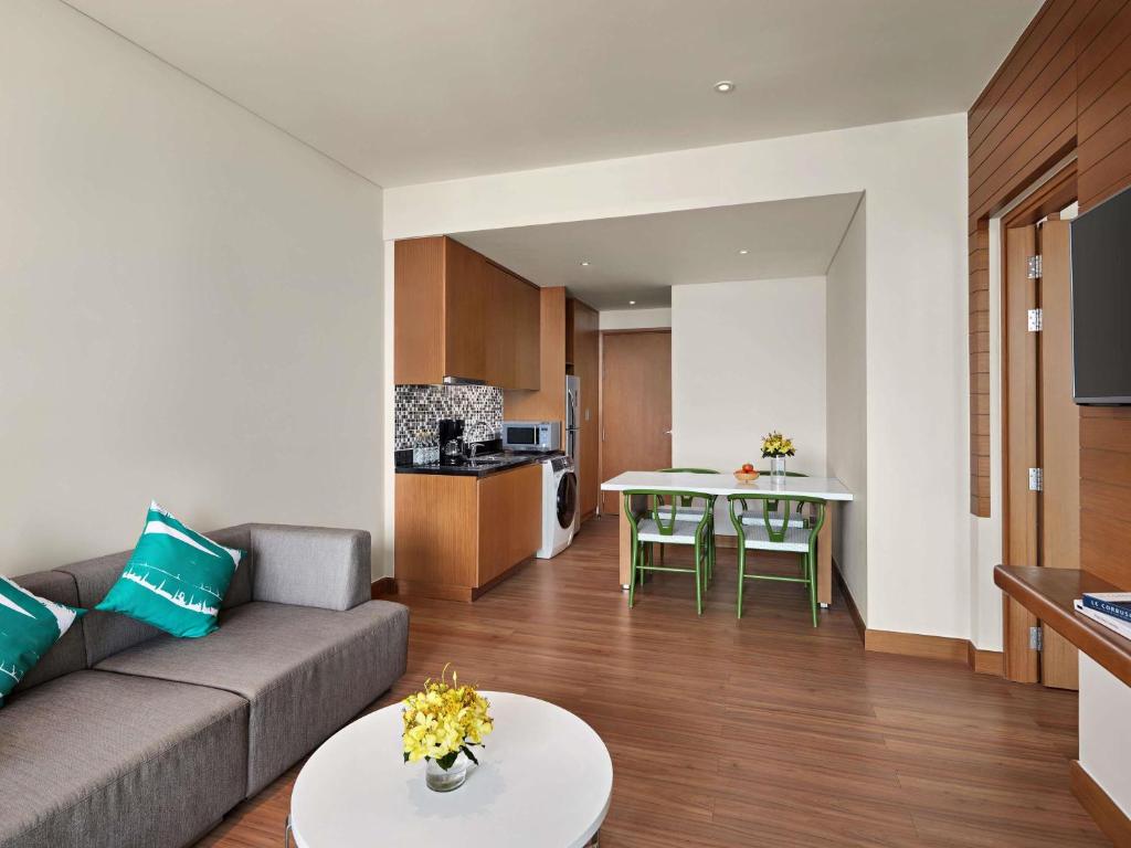 One-Bedroom Balcony River View Apartment with Kitchen and Bathtub