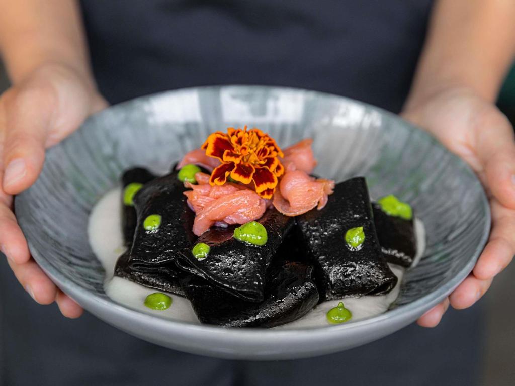 アグラーテ・ブリアンツァにあるMercure Milano Agrate Brianzaの食物鉢を手に持つ者