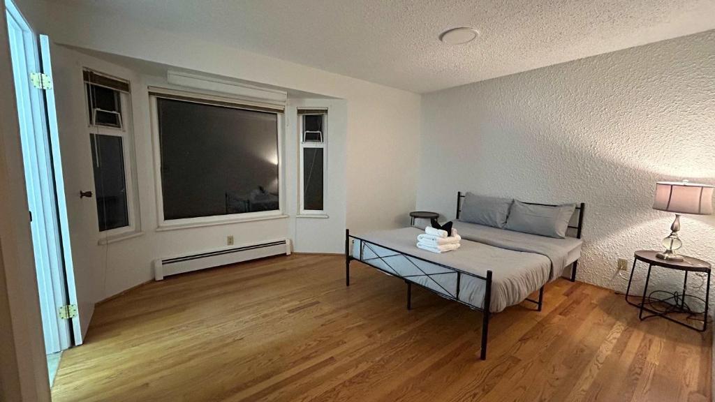 Posezení v ubytování Spacious Room with Private Washroom Near Metrotown