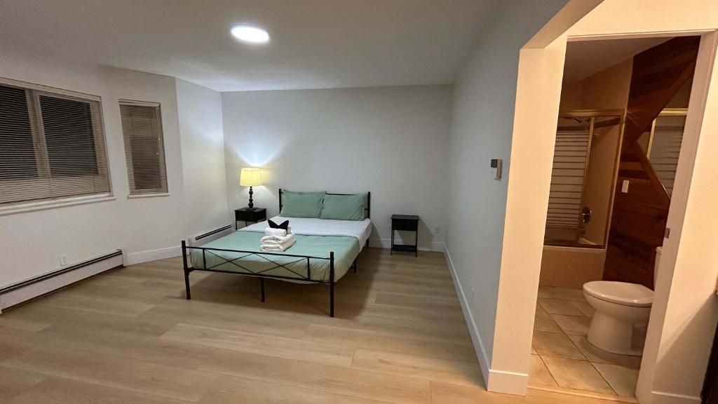 Ένα ή περισσότερα κρεβάτια σε δωμάτιο στο Cozy Room with Private Washroom Near Metrotown