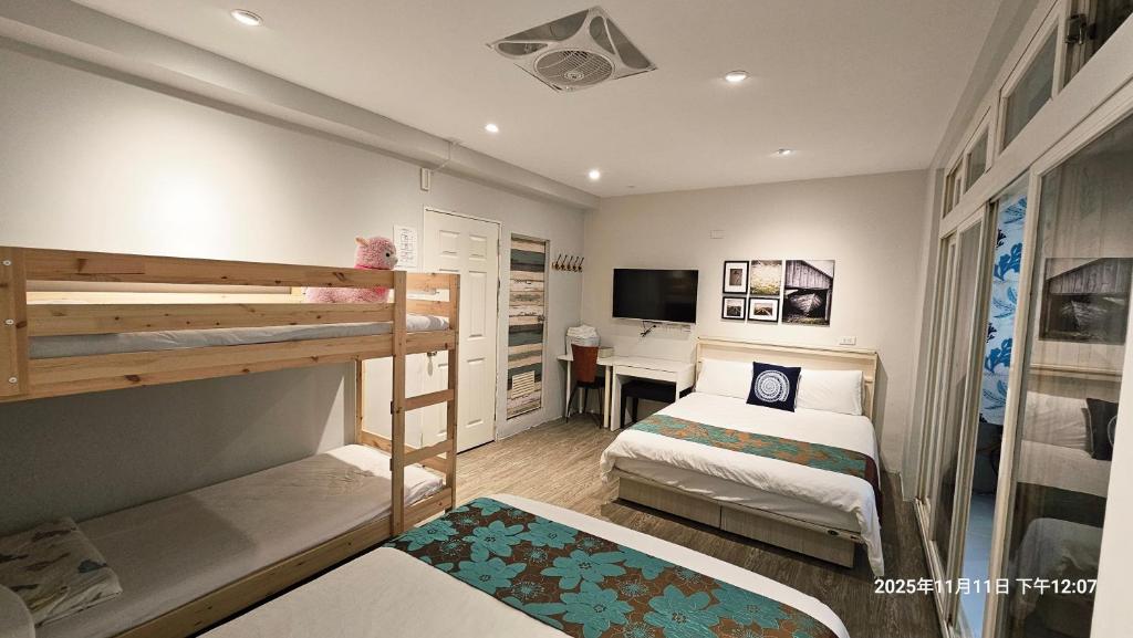 a bedroom with a bunk bed and a desk at 桃園機場羅里輕旅 近桃園竹圍漁港 Rory Hostel in Luzhu