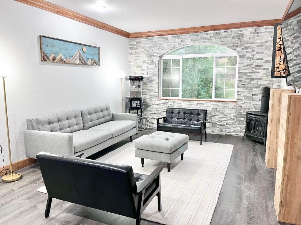 un soggiorno con un divano e un tavolo di Swiss-Style Zermatt King Villa with Kitchen Near Park City & Deer Valley Ski Resorts - 2039 a Mound City