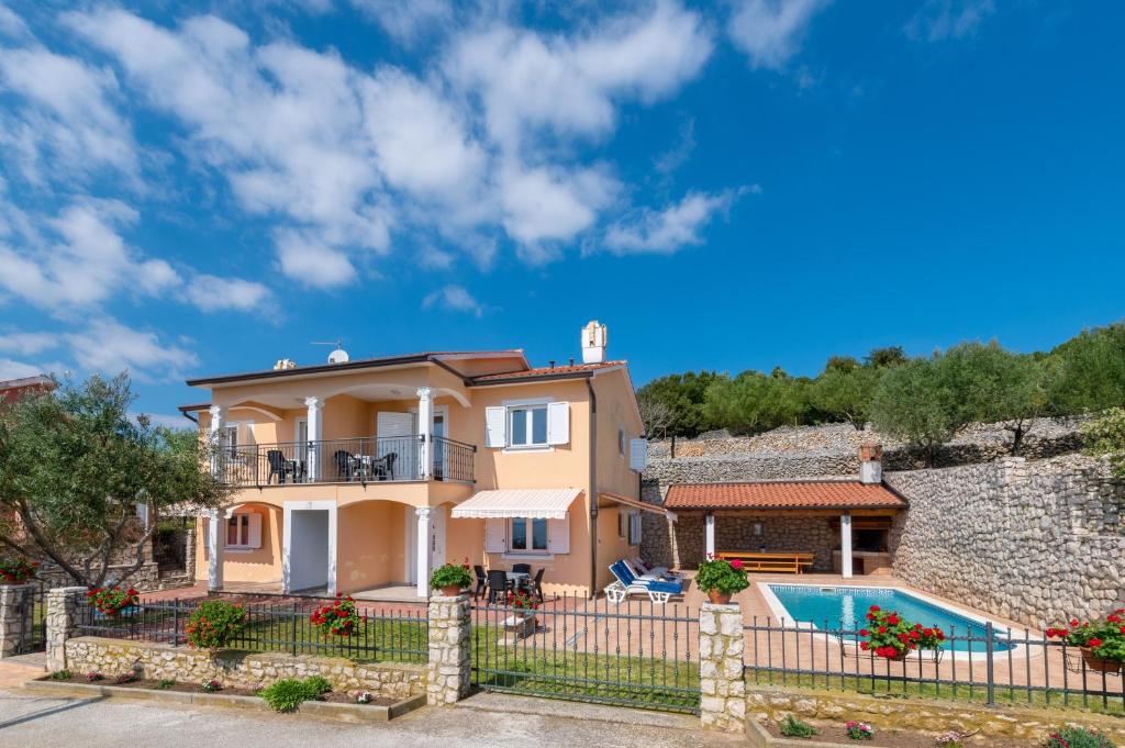 a villa with a swimming pool and a house at Am Südhang Gelegen Mit Meerblick in Brovnije