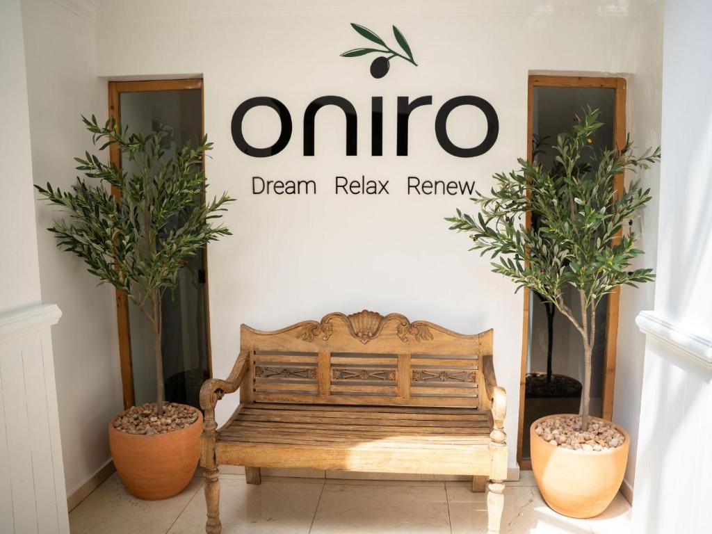 Un banco frente a un letrero que dice «Otino Dream Relax Return» en Oniro Guest House, en Rosherville