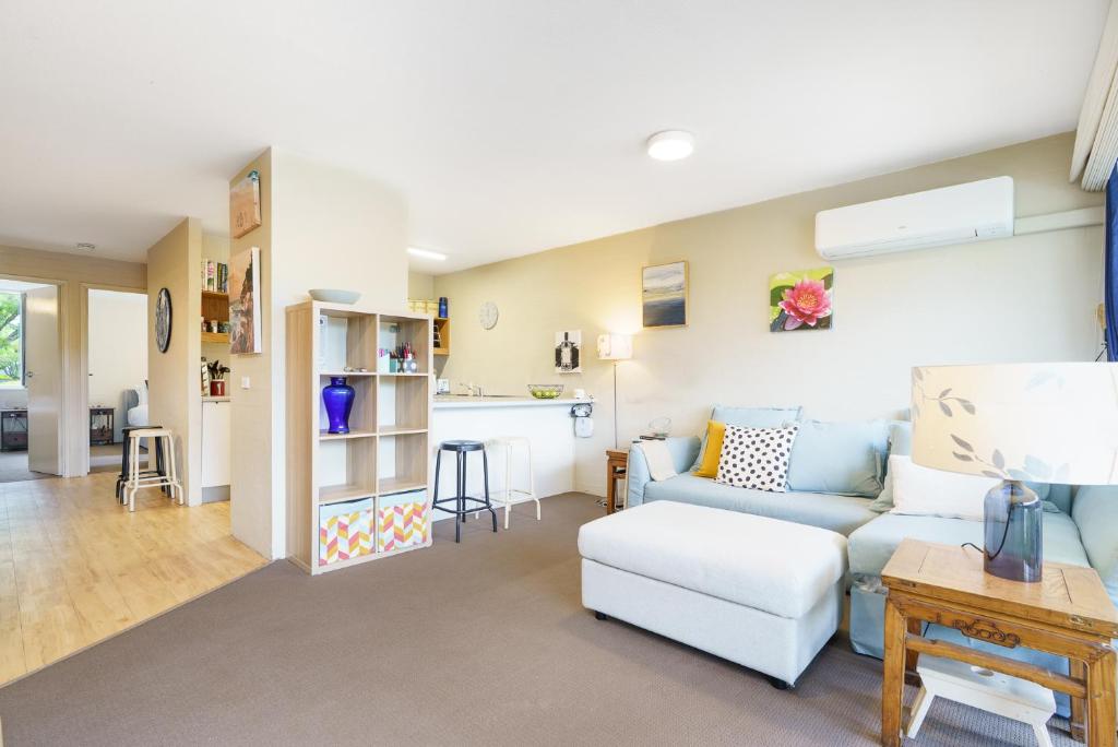 Una sala de estar con un sofá y una cocina. en Artful Kingston Stay with Personal Touch - Hosted by Canstay, en Kingston 