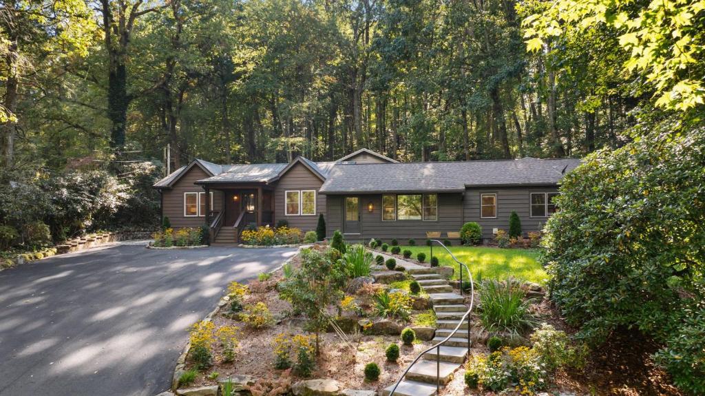 ハイランズにあるDahlia House, 5 BDRM, Walk to townの私道前の庭付き家