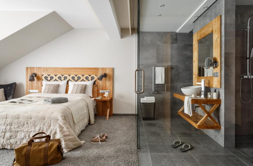 um quarto com uma cama, um chuveiro e um lavatório. em Villa Nova em Zakopane