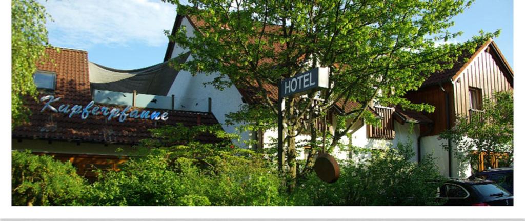 a street sign in front of a building at Hotel "Die Kupferpfanne" in Donaustauf