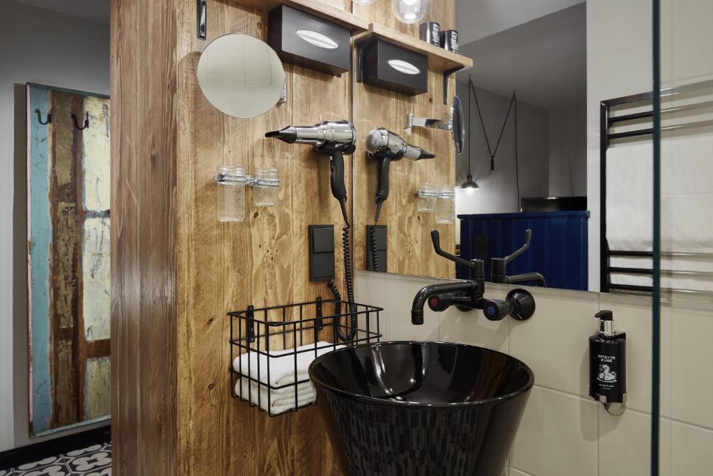 マインツにあるMe and All Hotel Mainz, by Hyattの洗面台と鏡のあるバスルーム