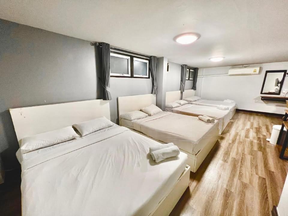 Ένα ή περισσότερα κρεβάτια σε δωμάτιο στο Pimpimarn Hotel