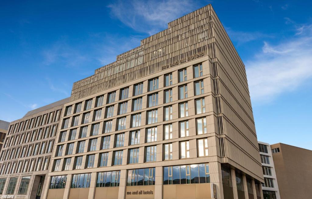 ウルムにあるMe and All Hotel ulm, by Hyattのたくさんの窓がある高い建物