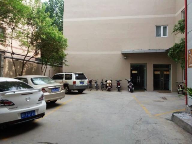 un groupe de vélos garés devant un bâtiment dans l'établissement Jinjiang Inn Select Jinan Baotuquan, à Jinan