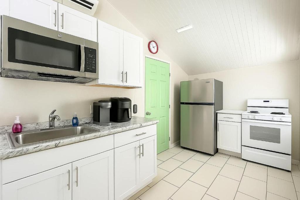 Køkken eller tekøkken på Charming Coastal Getaway