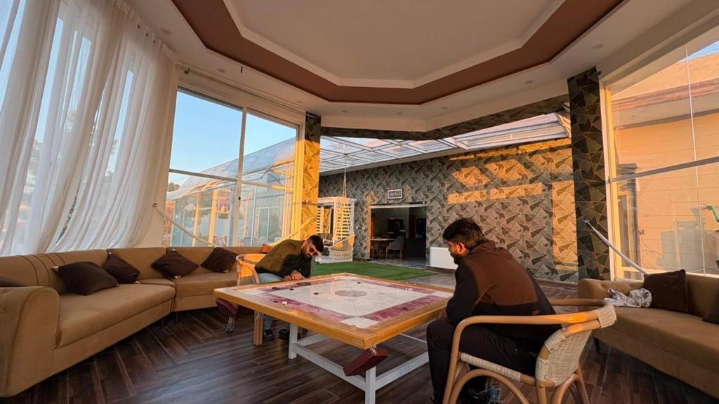 Posezení v ubytování luxury villa in murree for families and couples