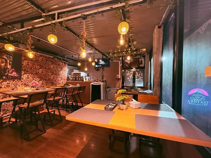 Εστιατόριο ή άλλο μέρος για φαγητό στο Abhyasi Hotel De Cafe