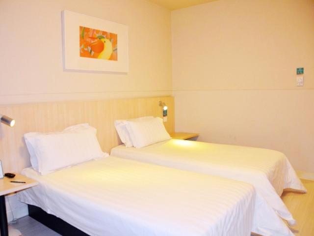 2 letti in camera d'albergo con lenzuola bianche di Jinjiang Inn Shijiazhuang Lianmeng Road a Shijiazhuang