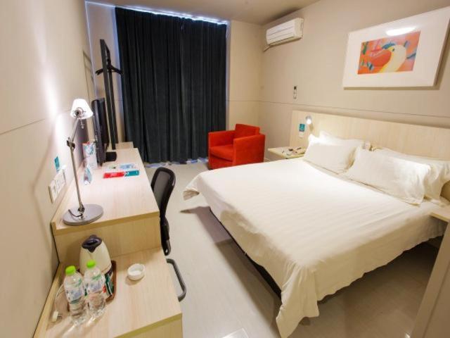 ein Krankenhauszimmer mit einem Bett, einem Schreibtisch und einem Stuhl in der Unterkunft Jinjiang Inn Xuzhou Jinshanqiao Development Zone Dongshan Road in Xuzhou