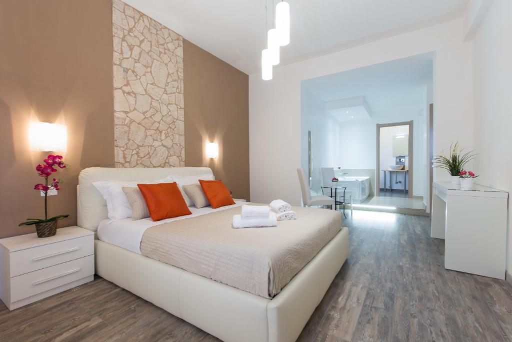 1 dormitorio con cama blanca y almohadas de color naranja en Luxury House Vaticano, en Roma