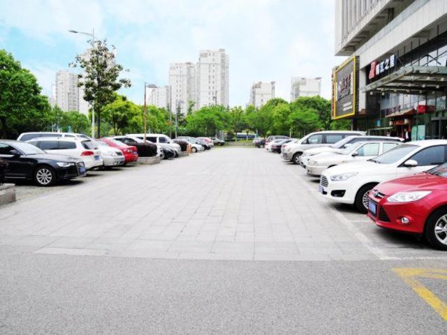 parking pełen zaparkowanych samochodów w obiekcie Jinjiang Inn Suzhou Wuzhong Wanda Plaza Canglang New Estate w mieście Suzhou