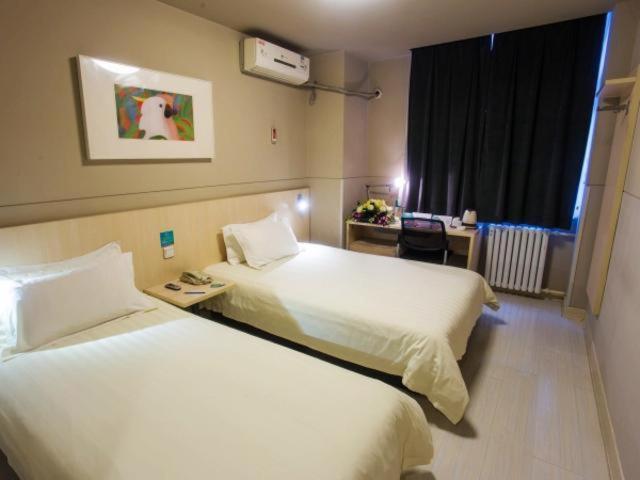 Postel nebo postele na pokoji v ubytování Jinjiang Inn Xi'an Second Keji Road Ruanjianyuan